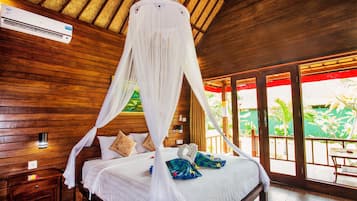 Desk, soundproofing, free WiFi