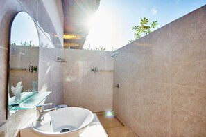 Chambre Supérieure, vue jardin | Salle de bain | Douche, articles de toilette gratuits, serviettes fournies