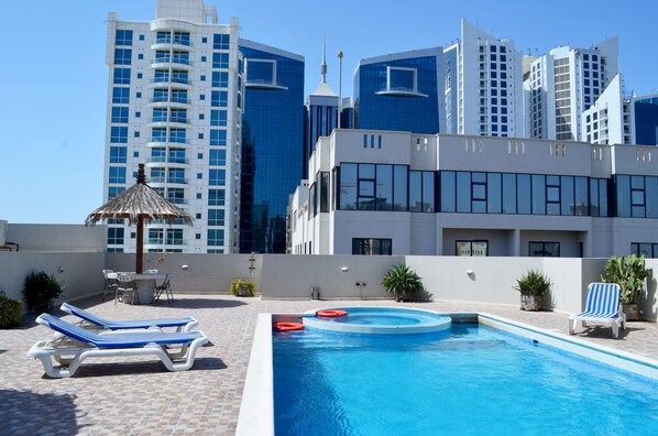 Outdoor pool - Haven Apartment (Manama)