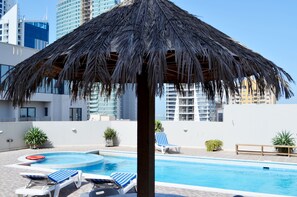 Una piscina al aire libre