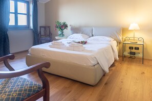 Habitación cuádruple | Ropa de cama de alta calidad, minibar, escritorio y cunas gratuitas