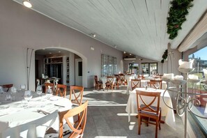 Déjeuner et dîner servis sur place, spécialités Cuisine locale