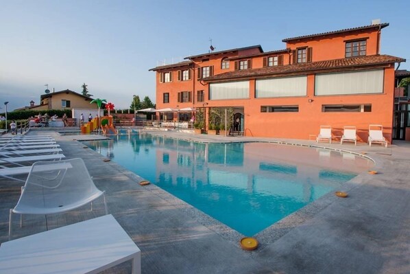 Seasonal outdoor pool - Albergo Ristorante Ai Tardì (Diano d'Alba)