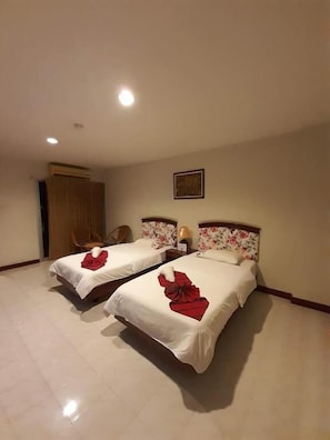 Minibar, desk, free WiFi