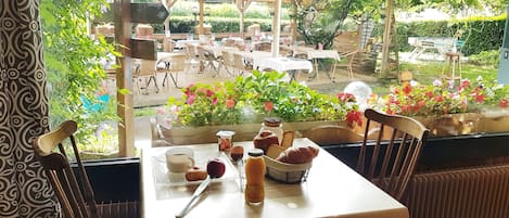 Petit déjeuner à emporter (12.5 EUR par personne)