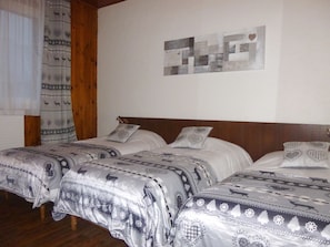 Habitación triple | Escritorio, cortinas blackout y tabla de planchar con plancha 