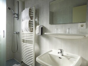 Ducha, artículos de higiene personal gratuitos y secador de pelo