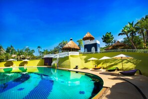 Una piscina al aire libre