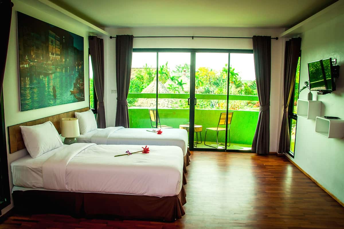Mountain View | Minibar, desk, rollaway beds, free WiFi