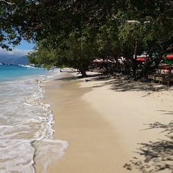 En la playa, playa de arena blanca, snorkel y bar en la playa