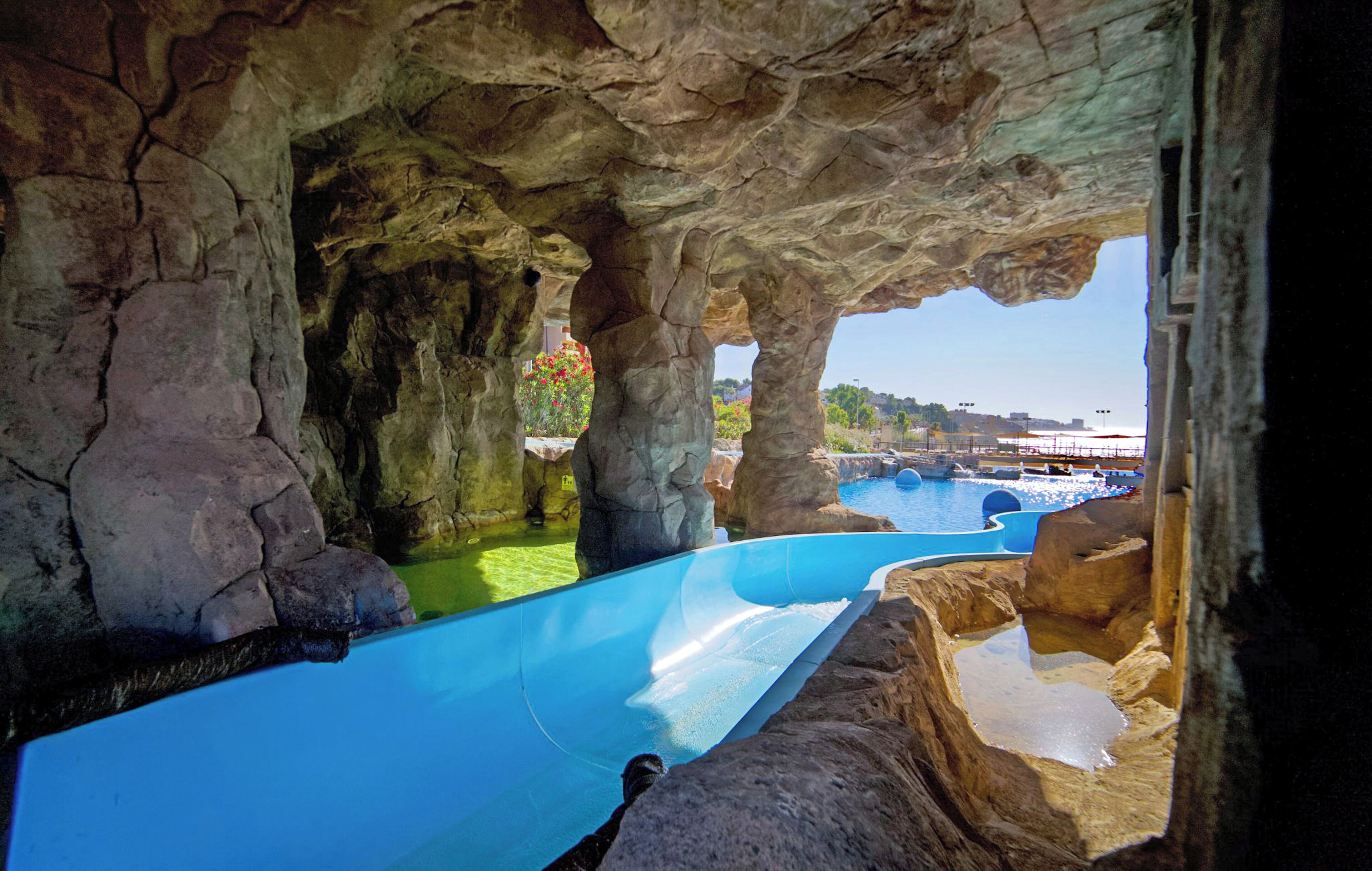 Piscine extérieure, parasols, chaises longues