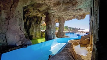 Piscine extérieure, parasols de plage, chaises longues