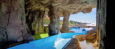 Piscine extérieure, parasols, chaises longues