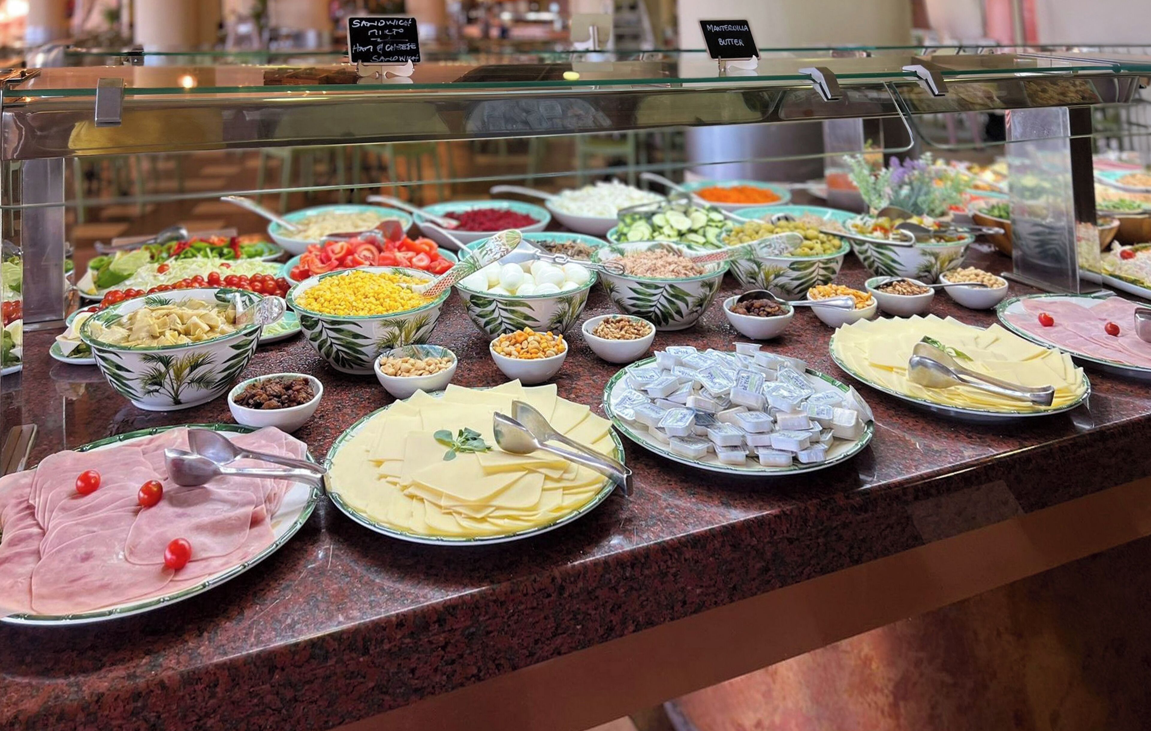 Un buffet con diversi cibi e utensili.