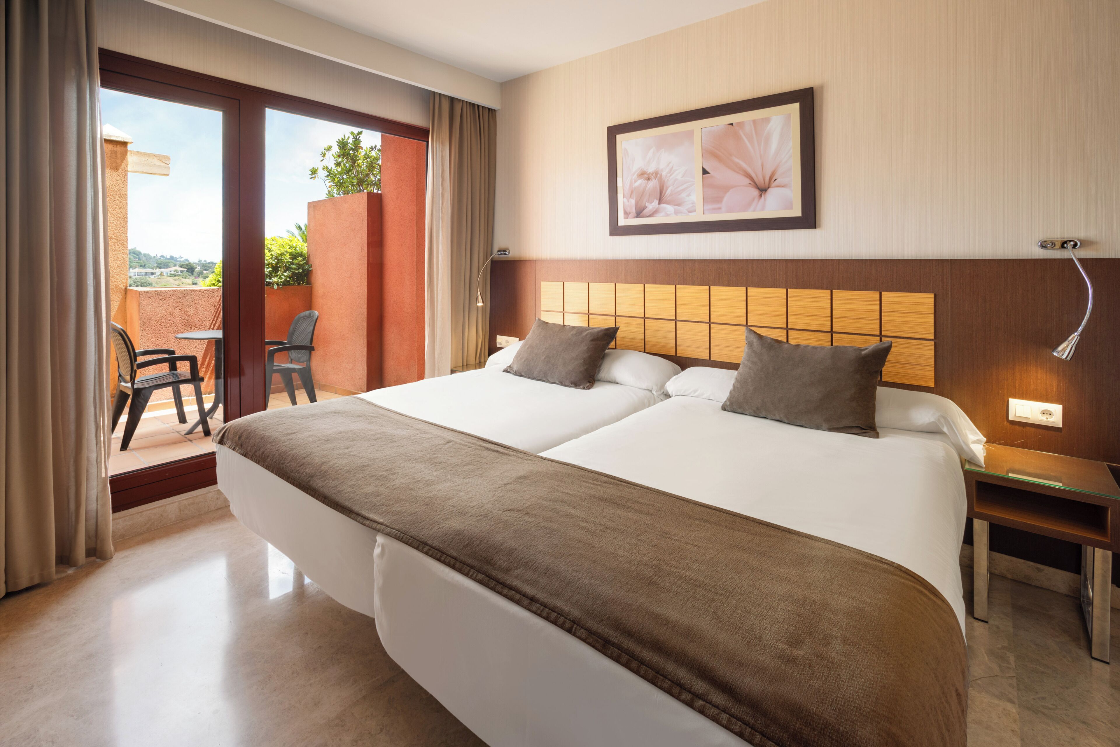 Minibar, cunas gratuitas, wifi gratis y ropa de cama