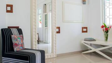 Apartamento familiar | Escritorio, tabla de planchar con plancha, wifi gratis y ropa de cama