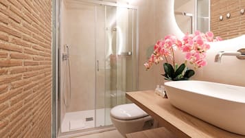 Exclusive Loft | Bathroom | Shower, free toiletries, hair dryer, bidet