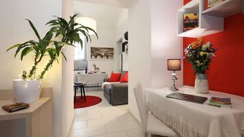 Superior-Apartment | Wohnbereich | Flachbildfernseher