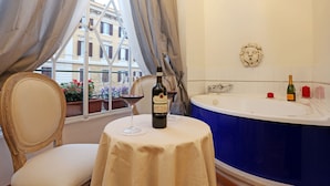Suite Deluxe, 1 cama de matrimonio, bañera de hidromasaje | Ropa de cama de alta calidad, minibar, caja fuerte
