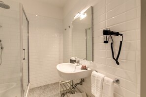 Doccia, set di cortesia gratuito, asciugacapelli, bidet
