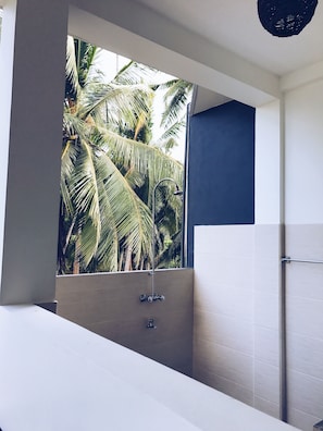 Douche, articles de toilette gratuits, bidet, serviettes fournies