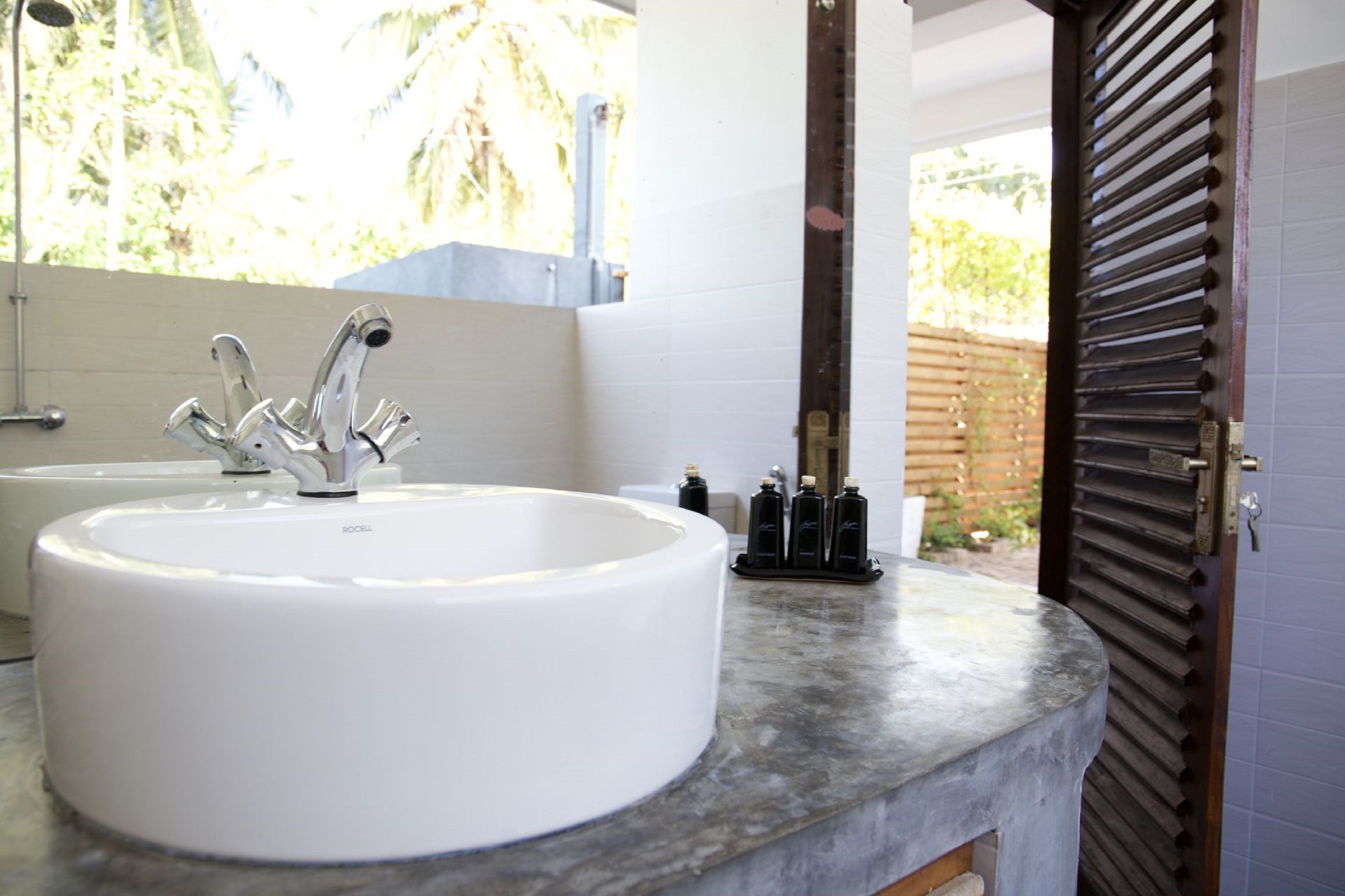 shower, free toiletries, bidet, towels