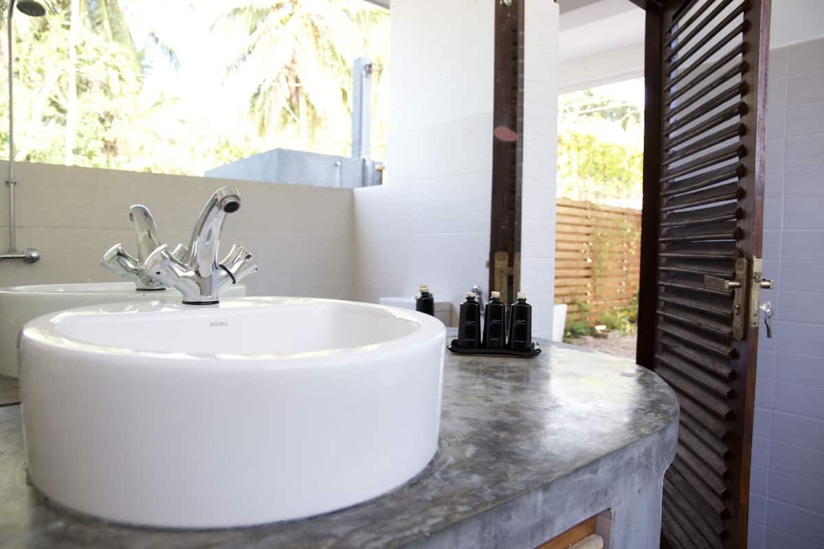 shower, free toiletries, bidet, towels