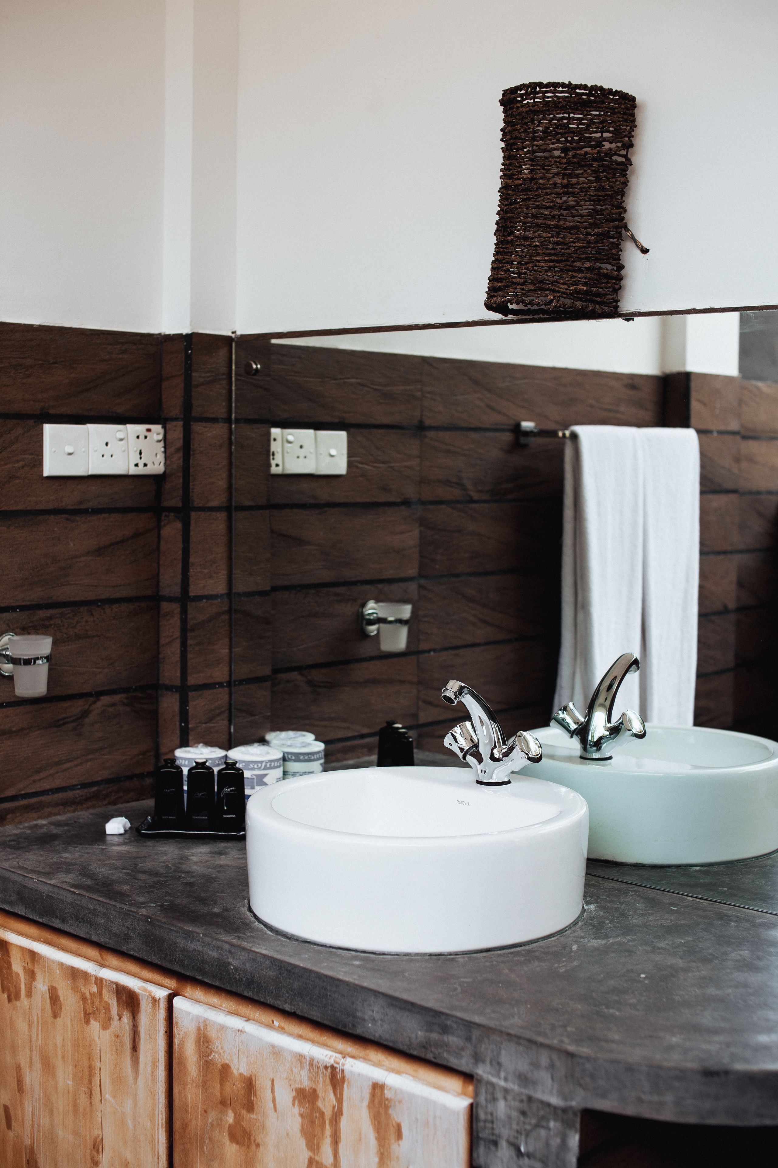 shower, free toiletries, bidet, towels