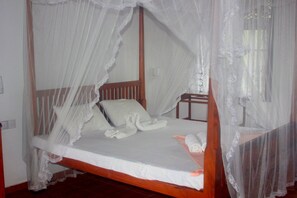 Classic-Zimmer, 1 Schlafzimmer, Terrasse, Meerblick | 1 Schlafzimmer, Zimmersafe, Schreibtisch, Zustellbetten