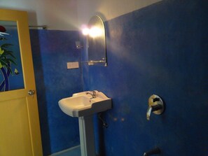 Chambre Standard double, 1 très grand lit, vue sur le jardin | Salle de bain | Douche