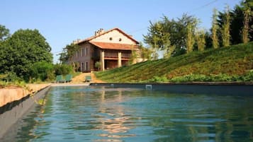 Piscina stagionale all'aperto, lettini