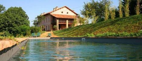 Piscina stagionale all'aperto, lettini