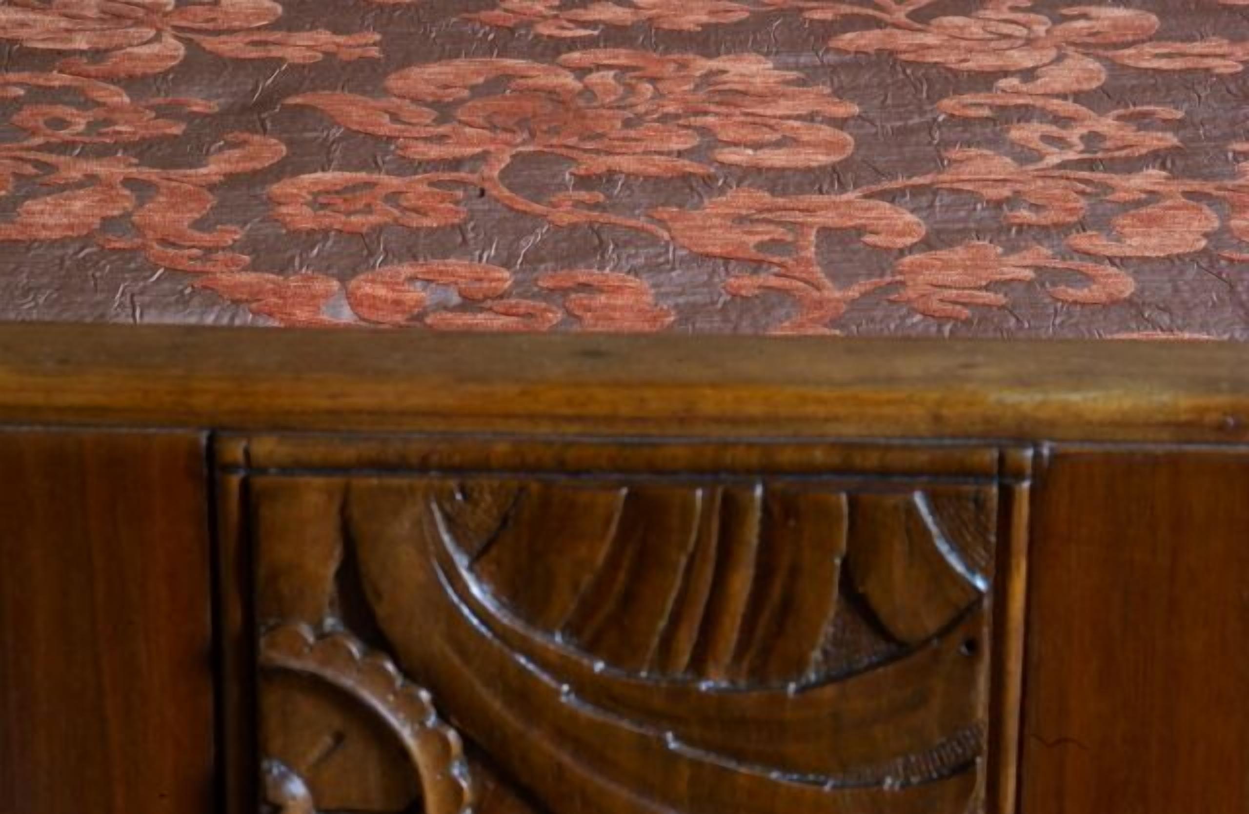 Ein Holzbild mit einem floralen Muster.