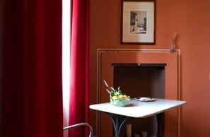 Repas dans la chambre