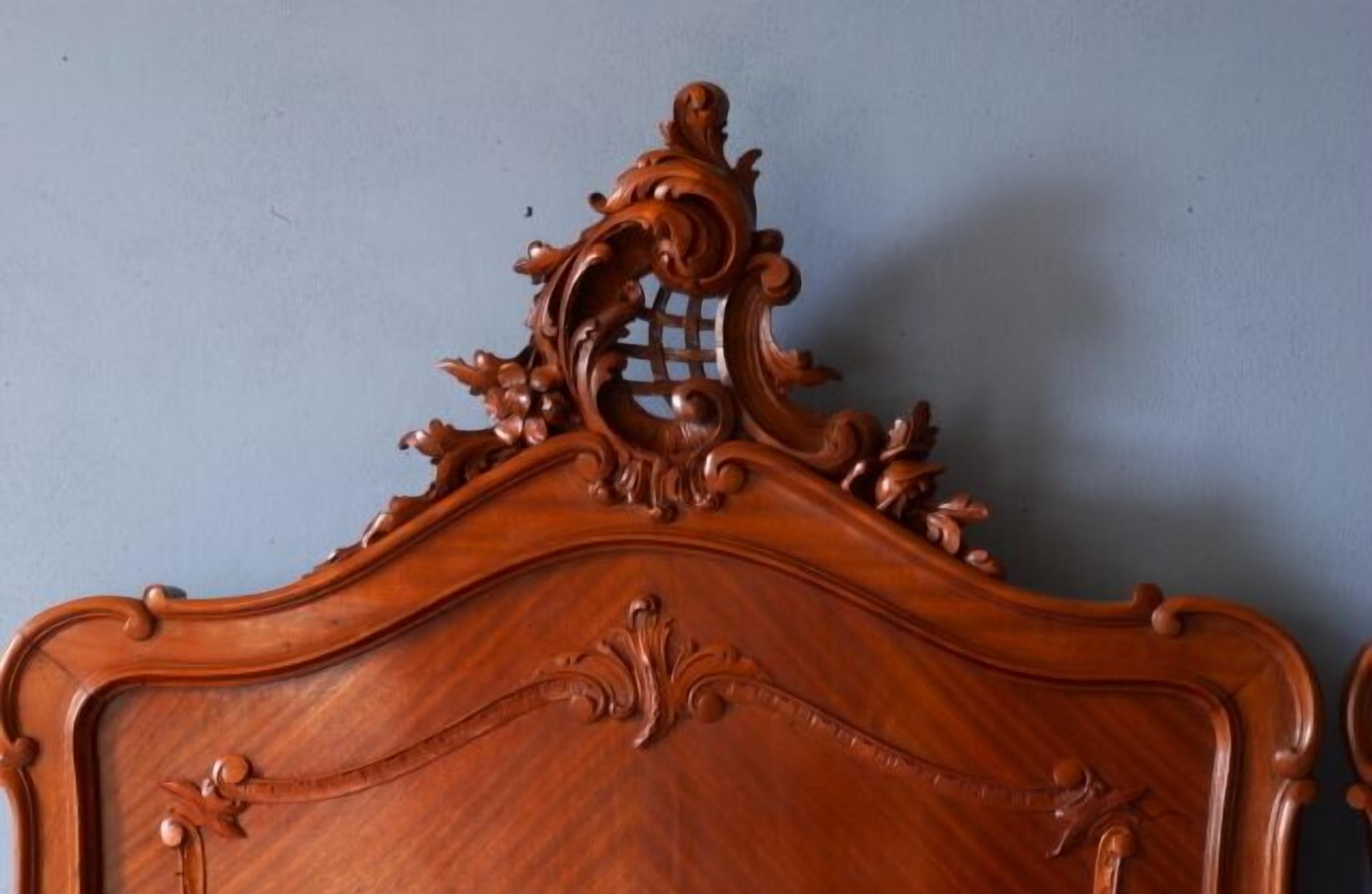 Una testiera in legno finemente intagliata.