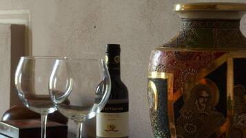 Een fles wijn en twee wijnkaraffen op een tafel.