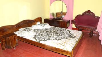 Premium bedding, in-room safe, desk, iron/ironing board