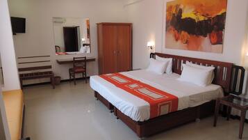 Double Room | Minibar, desk, soundproofing, free WiFi