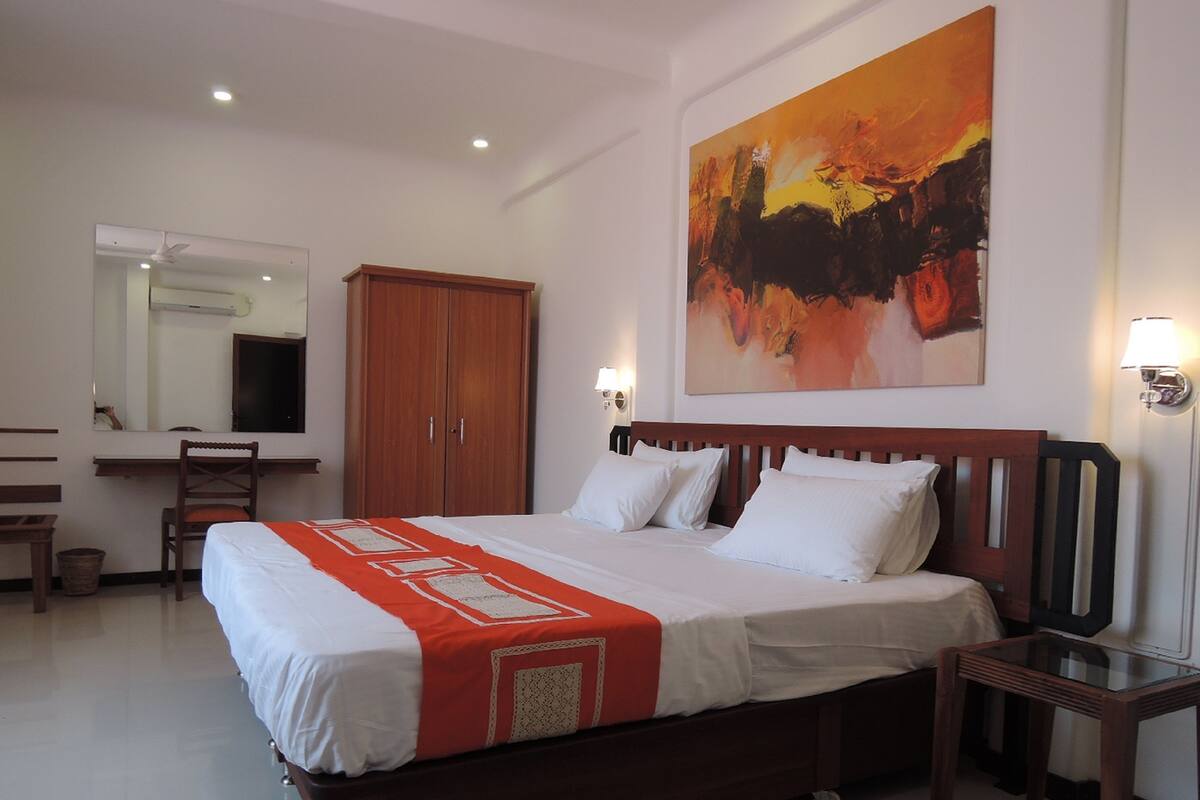 Minibar, desk, soundproofing, free WiFi