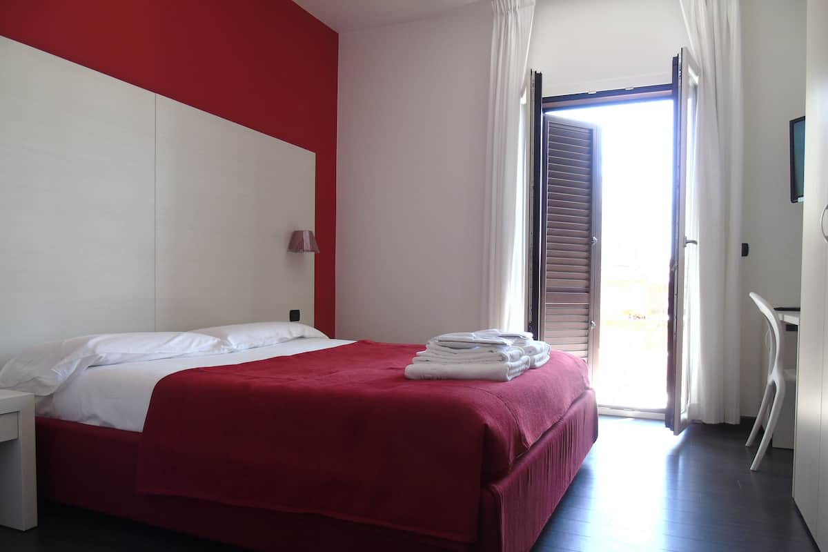 Premium bedding, free minibar items, in-room safe, desk