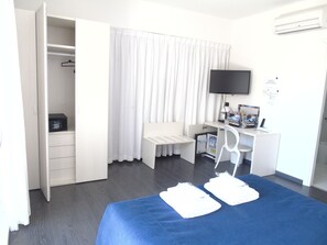 Comfort Triple Room | Premium bedding, free minibar items, in-room safe, desk - Arete' Luxury Room (Reggio Calabria)