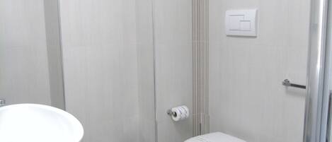 Comfort Double Room | Bathroom | Shower, rainfall showerhead, designer toiletries, hair dryer