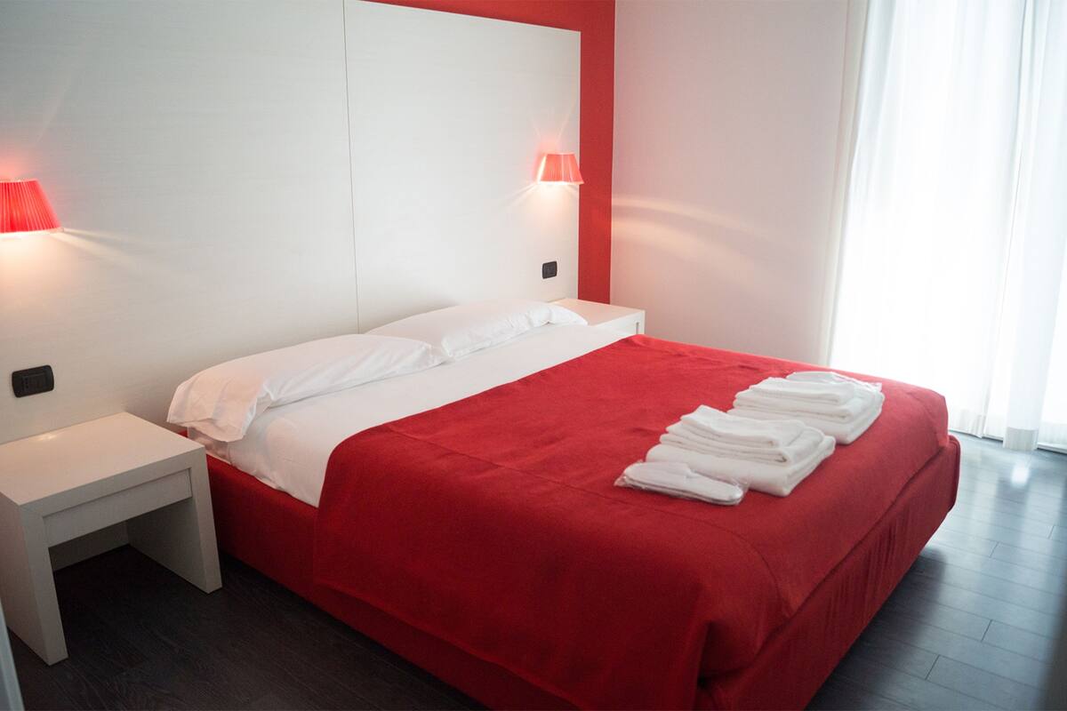 Premium bedding, free minibar items, in-room safe, desk