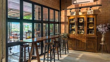 Se sirven desayunos, comidas y cocina internacional con vista al jardín