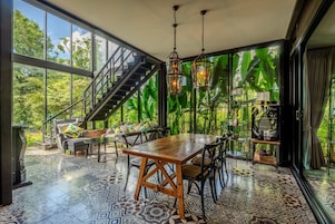 Villa exclusiva, 4 habitaciones, vistas al jardín, en la zona del jardín | Zona de estar | Televisión LED de 32 pulgadas con canales por cable, una televisión