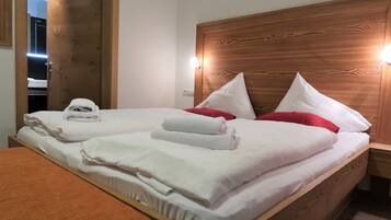 Comfort Apartment, 3 Bedrooms, Sauna, Ground Floor | Down comforters, in-room safe, free cribs/infant beds, rollaway beds