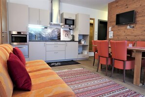 Comfort Apartment, 3 Bedrooms, Sauna, Ground Floor | Living area