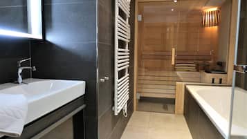 Comfort appartement, 3 slaapkamers, sauna, op benedenverdieping | Badkamer | Een regendouche, een haardroger, handdoeken