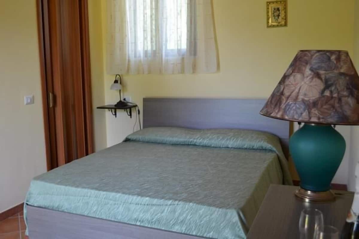 Quarto casal | Roupas de cama premium, frigobar, berços grátis, Wi-Fi de cortesia