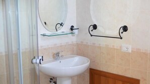 تجهيزات دش، مستلزمات مجانية للعناية الشخصية، مجففات شعر، مراحيض شطف